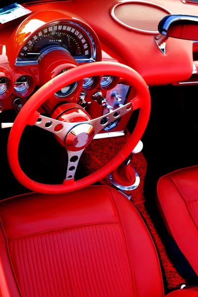 Czerwony samochód sportowy wnętrza kierownicy — Zdjęcie stockowe