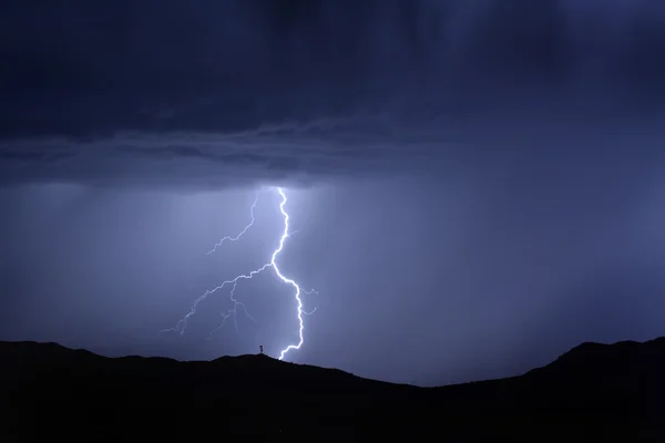 Blitzschlag am Berg mit Funkturm — Stockfoto
