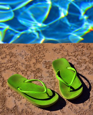 Yüzme Havuzu yanında yeşil Flip flop