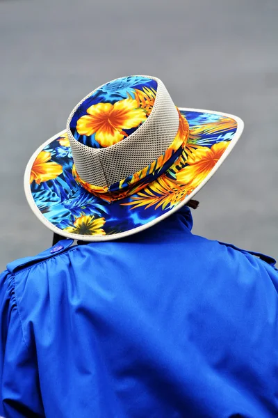 Starý člověk nosí barevné klobouk — Stock fotografie