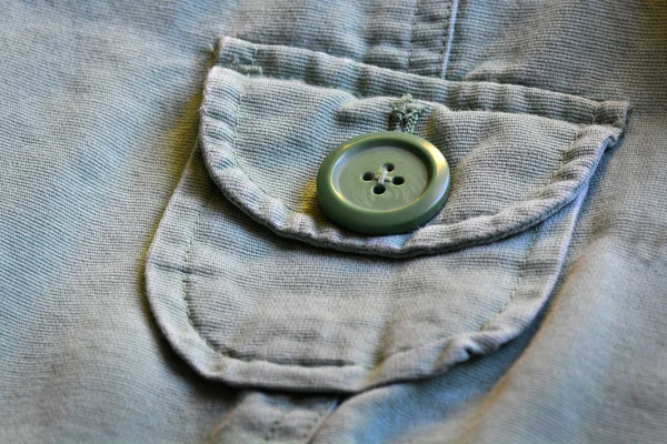 Grüner Knopf auf grüner Jacke — Stockfoto