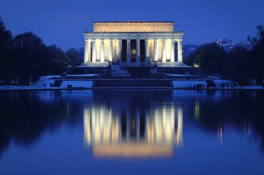 Lincoln Memorial Binası 'nın ayrıntıları Washington' daki alışveriş merkezinde halka açık bir yer olarak ABD 'nin Özgürlük ve Demokrasi sembolü olarak suya yansıyor.