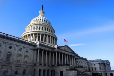 Amerika Birleşik Devletleri Başkent Binası Kubbesi 'nin ayrıntıları Mavi Gök Günü' nde Amerikan Bayrağı Demokrasi ve Özgürlük Temsilcisi