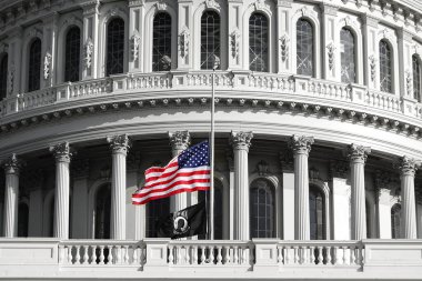 Amerika Birleşik Devletleri Başkent Binası Kubbesi 'nin ayrıntıları Mavi Gök Günü' nde Amerikan Bayrağı Demokrasi ve Özgürlük Temsilcisi