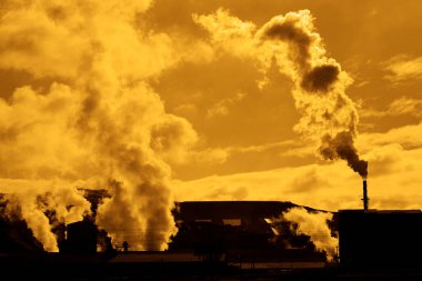 Fabrika dumanından yükselen kirlilik baca çevresi emisyonları tehlikeli ve riskli
