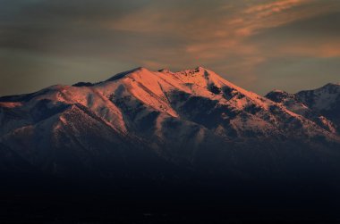 Dağ güneş ışığı gündoğumu veya günbatımı