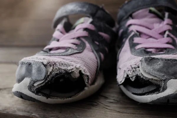 Zapatos viejos con agujeros cordones desgastados ropa sin hogar en mal estado —  Fotos de Stock