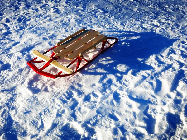 Rodeln im Neuschnee macht schnell Spaß — Stockfoto