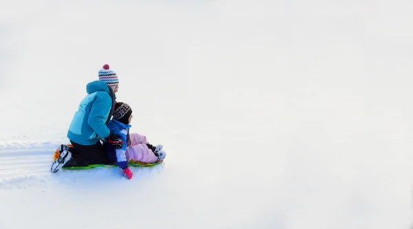 Barn kälkåkning ner Snow Hill på släde snabb hastighet — Stockfoto