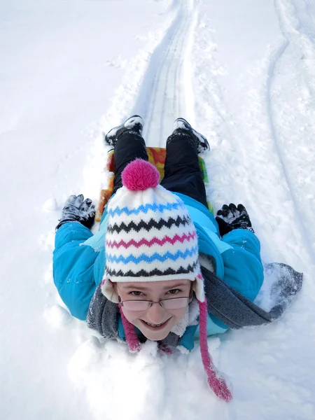 Bambini slittino giù neve collina su velocità veloce slitta — Foto Stock