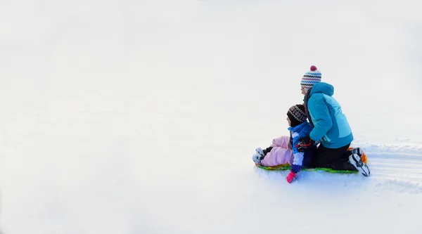 孩子们玩雪橇落雪山上雪橇速度快 — 图库照片
