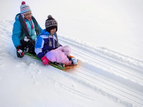 Niños Sledding Down Snow Hill en trineo Velocidad rápida —  Fotos de Stock