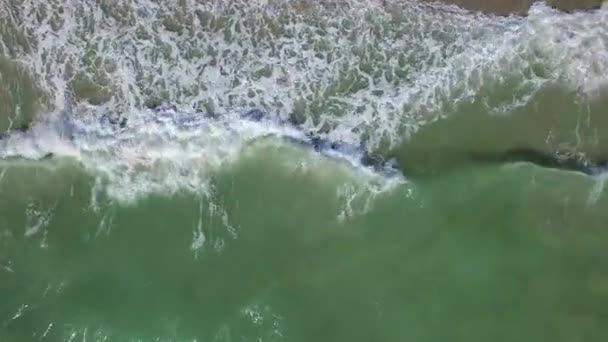 Flyg bordunen video vågorna kraschar på stranden — Stockvideo