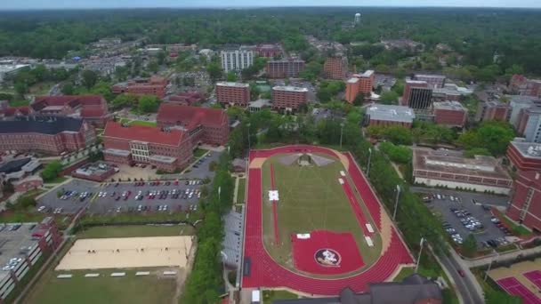 Video aereo di un campus universitario — Video Stock