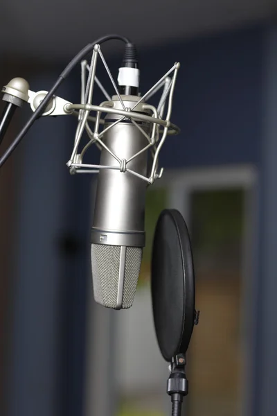 Microfone profissional em estúdio — Fotografia de Stock