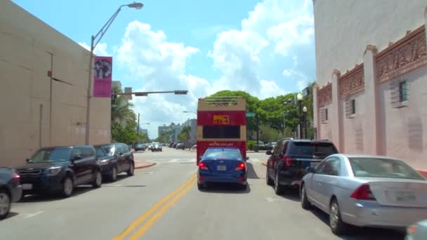 Cruising de straten van Miami Beach — Stockvideo