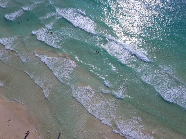 Imagen aérea de olas que se estrellan en la orilla Fotos de stock libres de derechos
