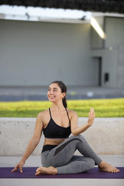 Mujer joven y feliz practicando yoga en el parque —  Fotos de Stock