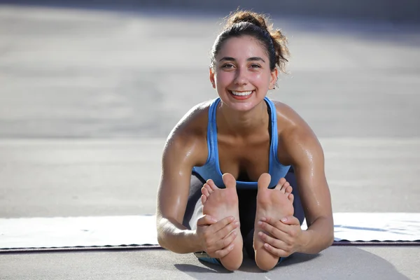 Mujer agarrando sus pies — Foto de Stock