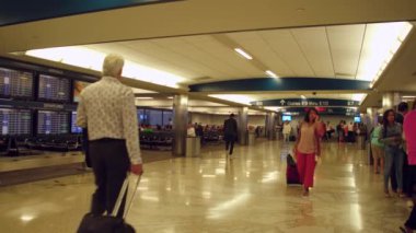 Havalimanı terminalleri ile yürüyüş