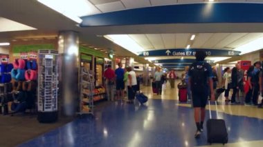 Havalimanı terminalleri ile yürüyüş