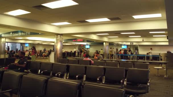 Люди в аэропорту ждут вылета — стоковое видео