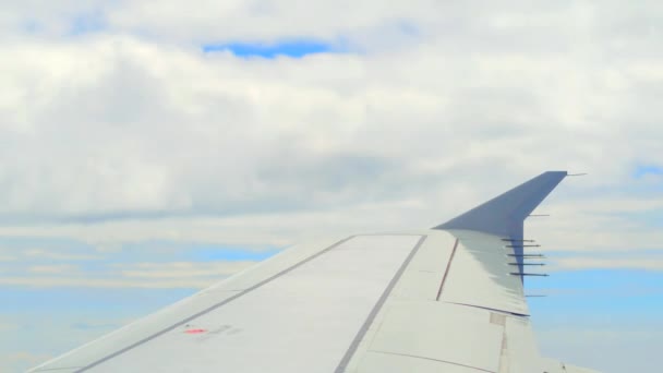 Uçak kanadı bulutlar altında — Stok video