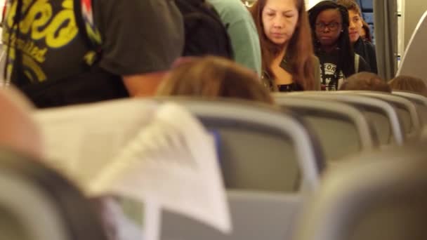 Люди садятся на самолет — стоковое видео