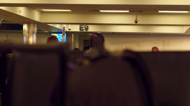 Viajeros esperando en un aeropuerto para la salida — Vídeo de stock