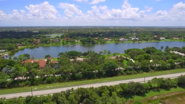 Video aéreo casas frente al lago West Palm Beach Florida — Vídeo de stock