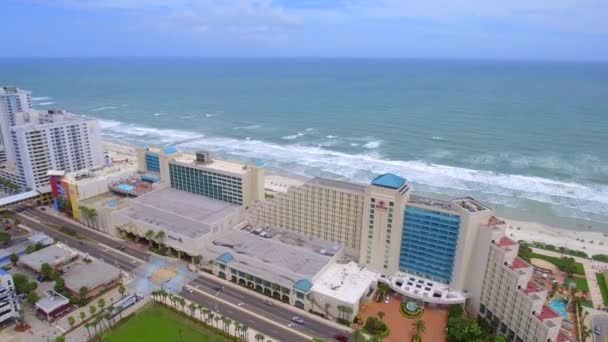 デイトナビーチのビーチに面したホテル — ストック動画