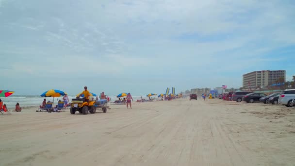 Вождение на пляже Дайтона — стоковое видео