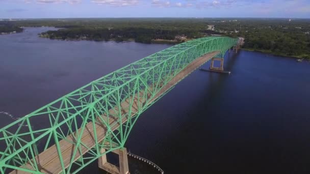 Über eine Brücke fliegen — Stockvideo