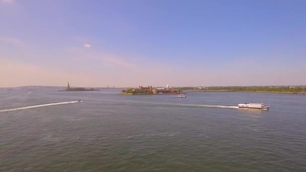 Luchtfoto aanpak Ellis Island — Stockvideo