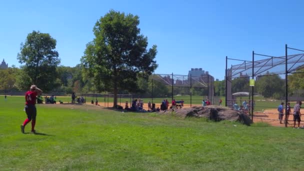 Juego de béisbol en Central Park — Vídeo de stock