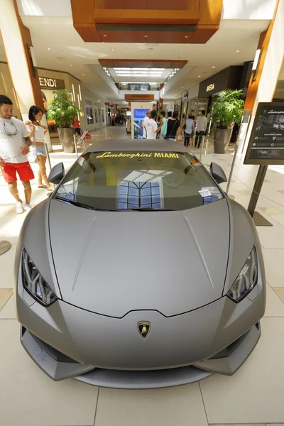 Lamborghini v obchoďáku — Stock fotografie