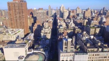 Highrise binaların yakınındaki Central Park New York hava video