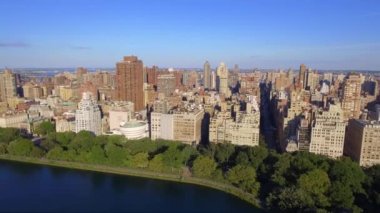 Highrise binaların yakınındaki Central Park New York hava video