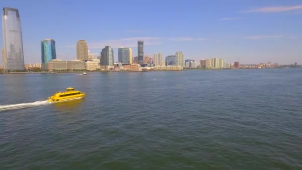 Luchtfoto video van New York watertaxi — Stockvideo