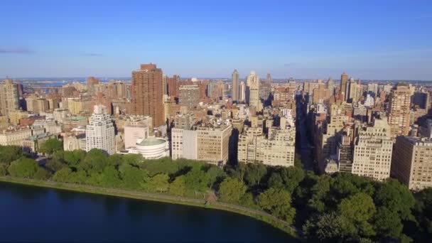 Vídeo aéreo de edifícios do arranha-céus perto de Central Park New York — Vídeo de Stock