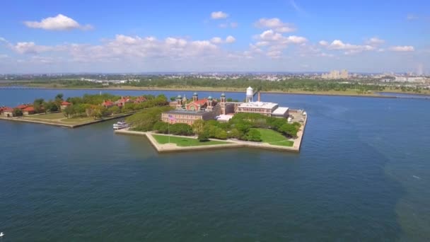 Luchtfoto video van Ellis Island — Stockvideo