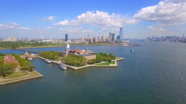 Luchtfoto video van Ellis Island — Stockvideo