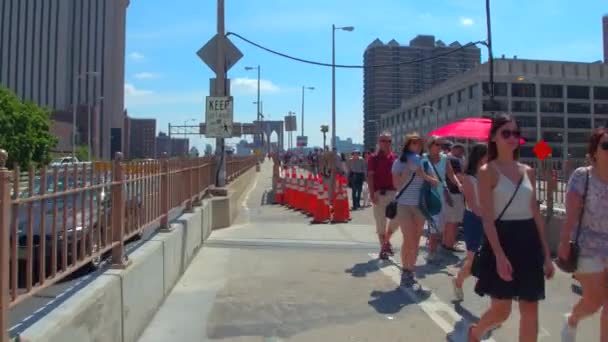 Fietsen op de Brooklyn Bridge New York — Stockvideo