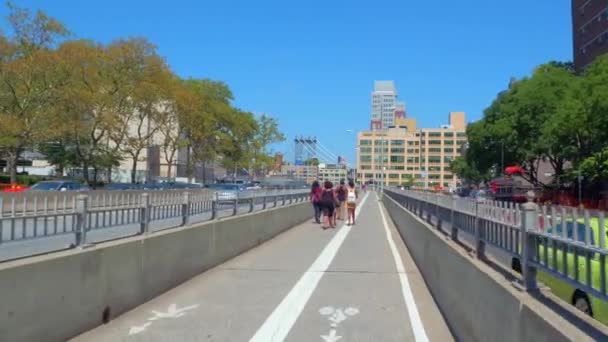 接近纽约布鲁克林的布鲁克林大桥 — 图库视频影像