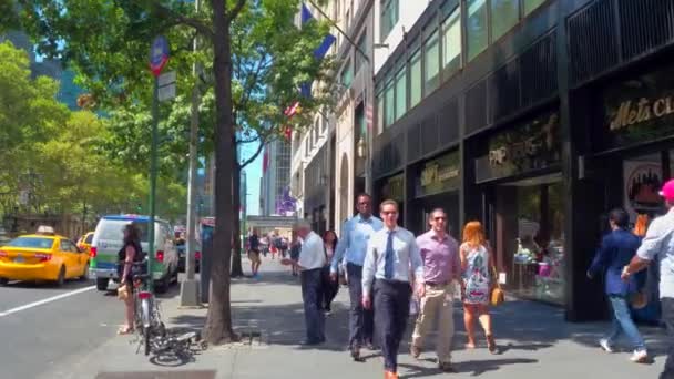 在纽约百老汇大街上行走的行人 — 图库视频影像