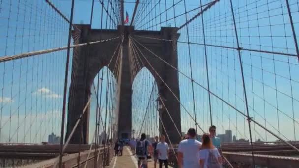 Touring the Brooklyn Bridge New York — Stock Video