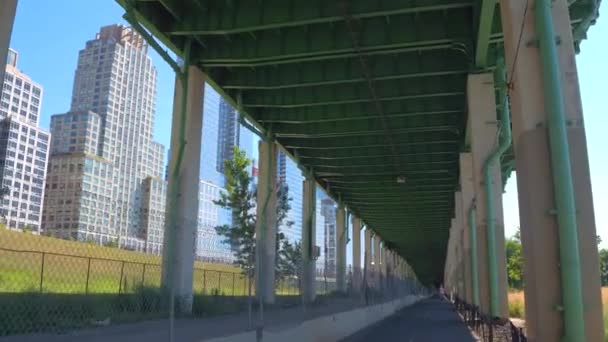 Вид на Нью-Йорк под шоссе Рузвельта — стоковое видео
