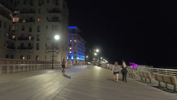 Lunga spiaggia passerella di notte — Video Stock