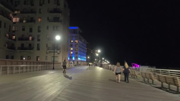 Paseo marítimo de Long Beach por la noche — Vídeo de stock