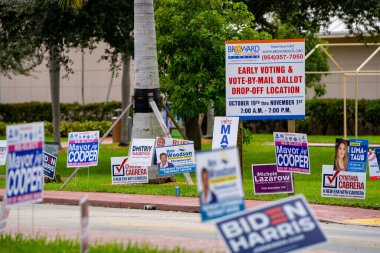 Hallandale, FL, ABD - 19 Ekim 2020: Seçim işaretleri Hallandale FL USA